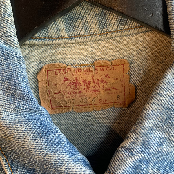 VTG 90's Levi's Light wash denim jacket #058
